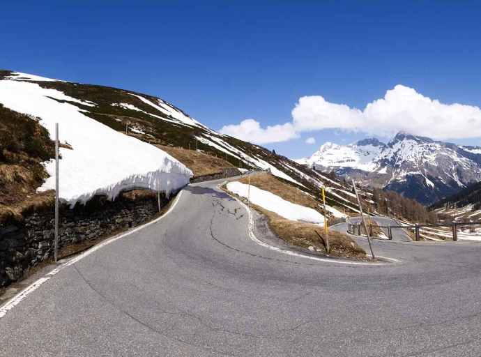 With the campervan from Lake Como to the Splügen Pass – spectacular, narrow, challenging